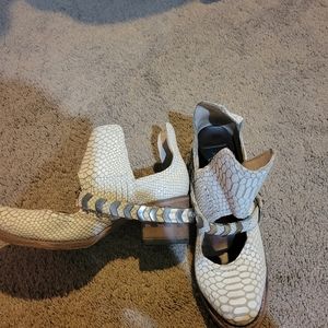 Freebird white snake blade size 7